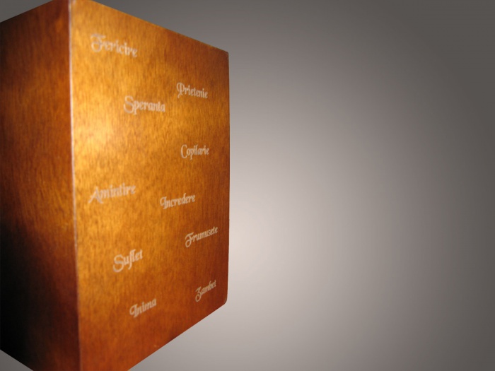 Album pentru forografii realizat din lemn, personalizat prin gravura laser