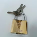 lacat personalizat prin gravura mecanica