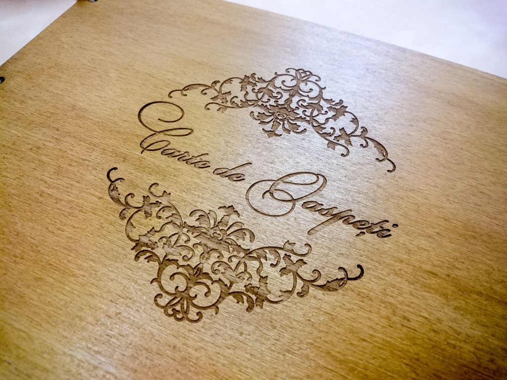 Meniu din lemn cu coperta gravata