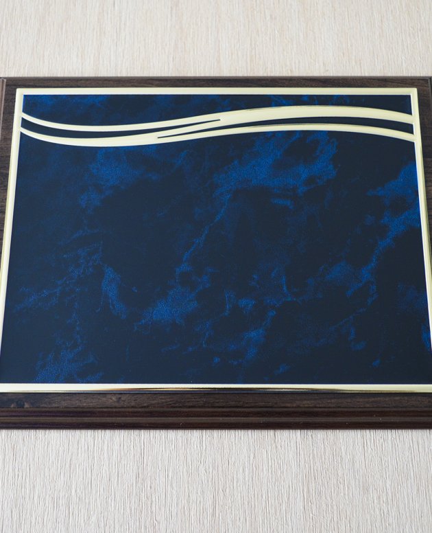 Diploma albastra din metal personalizata prin gravura laser