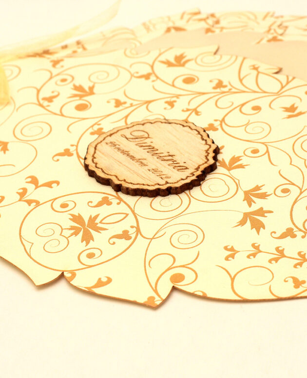 Invitatie botez frunza cu blazon lemn gravat