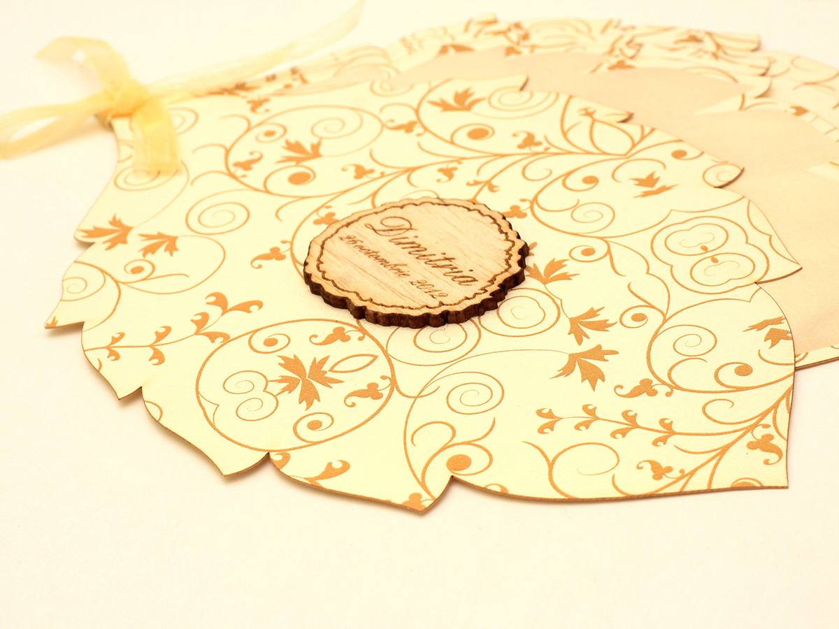 Invitatie botez frunza cu blazon lemn gravat